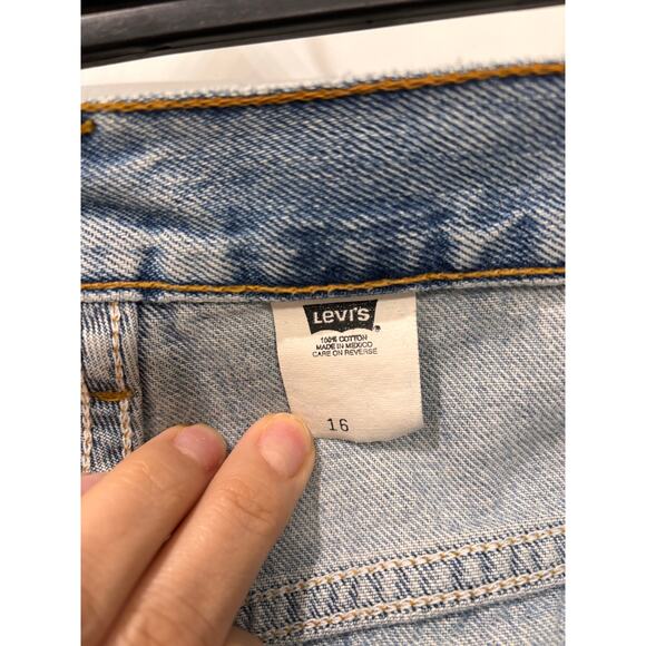Levi’s Women’s 90’s Vintage Light Wash “Mom Shorts” Style 39924 Size 16 - Picture 5 of 6